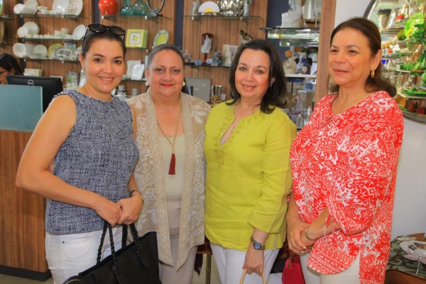 Gran coctel en tiendas Eleganza