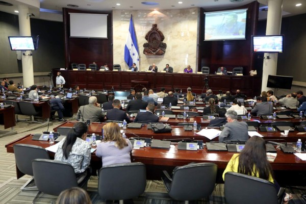 Deducirán un día de sueldo a 80 diputados faltistas en Honduras