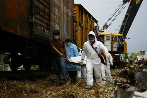 Suman 12 los muertos por descarrilamiento de tren en México
