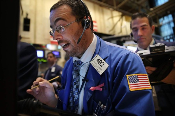 Dow Jones pierde más de 300 puntos y cierra con caída