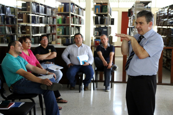 Ponen a disposición becas internacionales