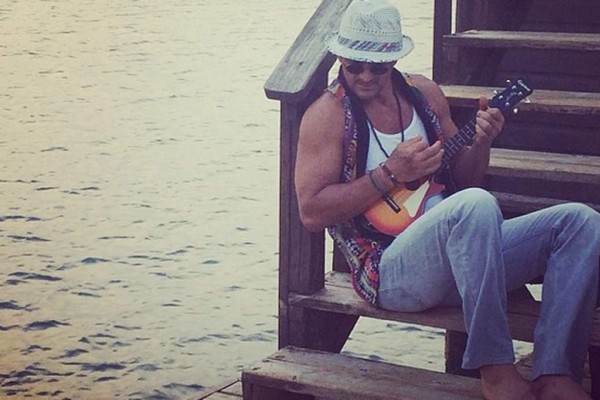 Ricardo Arjona baña en las playas de Roatán