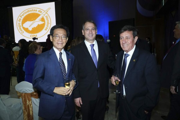 'Debemos luchar por un periodismo responsable': Salomón Salguero al recibir el Álvaro Contreras