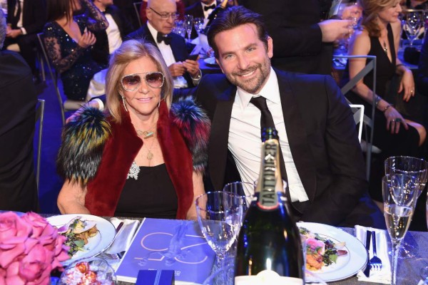 Bradley Cooper cuida a su madre enferma