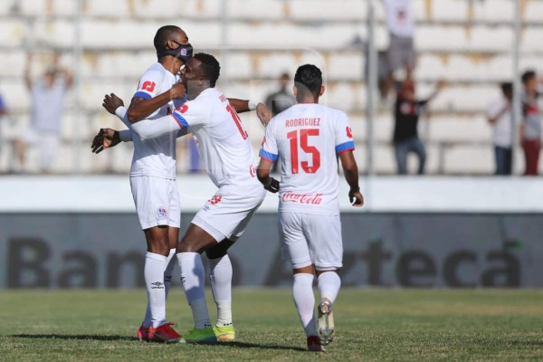 Vida con diez amarga al Olimpia con gol al minuto 90
