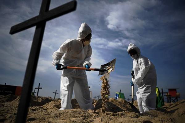 Brasil alcanza los 40,000 muertos por coronavirus y supera los 800,000 casos