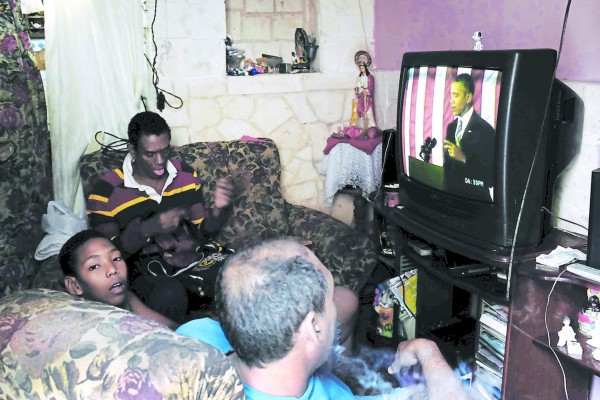 HAB600. LA HABANA (CUBA), 21/03/2016.- Una familia cubana observa la transmisión por televisión del discurso del presidente de Estados Unidos, Barack Obama, durante un foro con empresarios y 'cuentapropistas' y emprendedores hoy, lunes 21 de marzo de 2016, en La Habana (Cuba). EFE/Jeffrey Arguedas