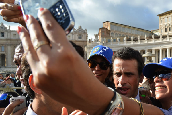 Capriles pide al papa que promueva el diálogo en Venezuela