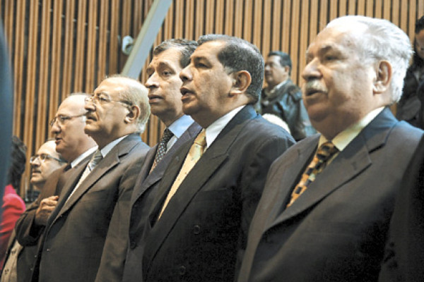 Declaran a Micheletti 'diputado vitalicio'