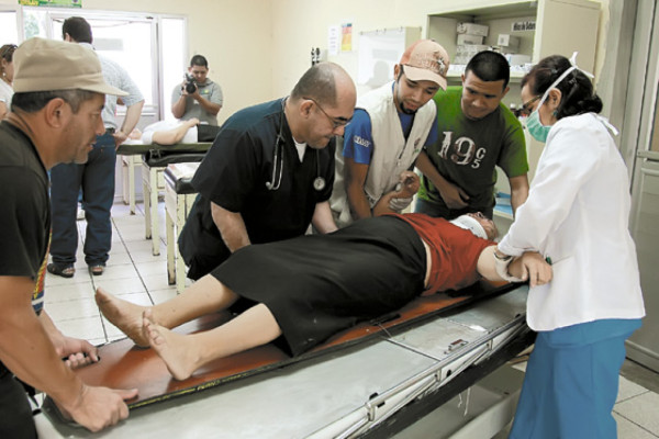 Bus con 35 personas cae en abismo: un muerto