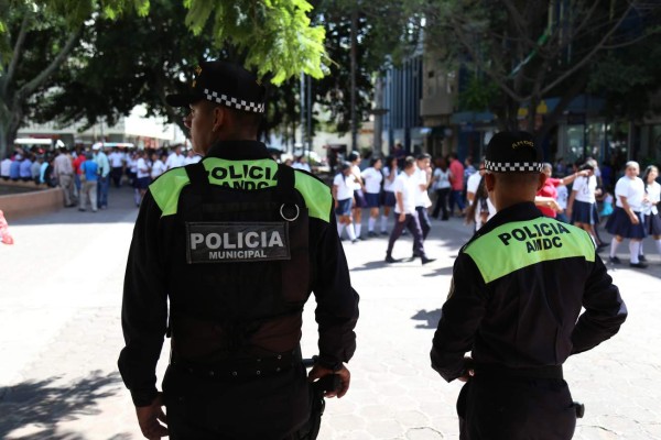 Acusan a policías por golpear a taxista