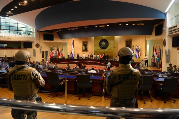 Congreso de El Salvador suspende sesión tras enfrentamiento con Bukele