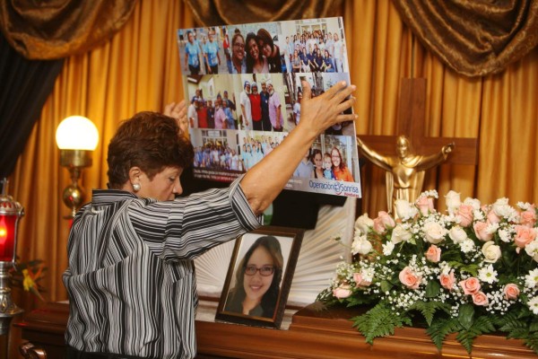 Con el dolor de no verla más sonreír, sus amigos le dicen hasta siempre, Claudia