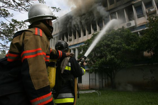 Llamas consumen facultad de Química en la Unah