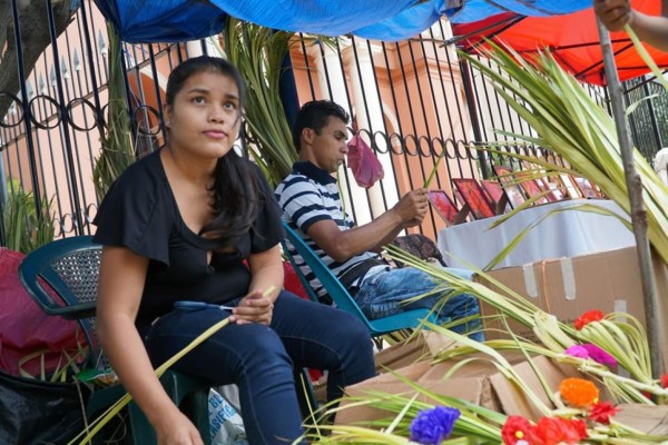 Así se preparan vendedores de palmas para el Domingo de Ramos