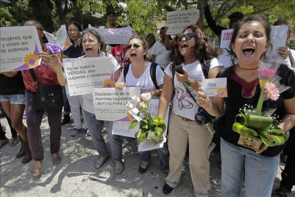 Piden indulto para 17 mujeres salvadoreñas en prisión acusadas de aborto