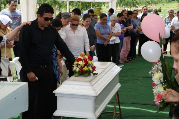 José Francisco Ewens Oviedo, juez de la Niñez y la Adolescencia de San Pedro Sula, se despide de su pequeña hija en un cementerio de El Progreso, Yoro.