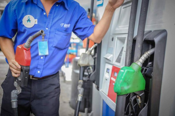 Casi un lempira rebajará la gasolina súper a partir de este lunes