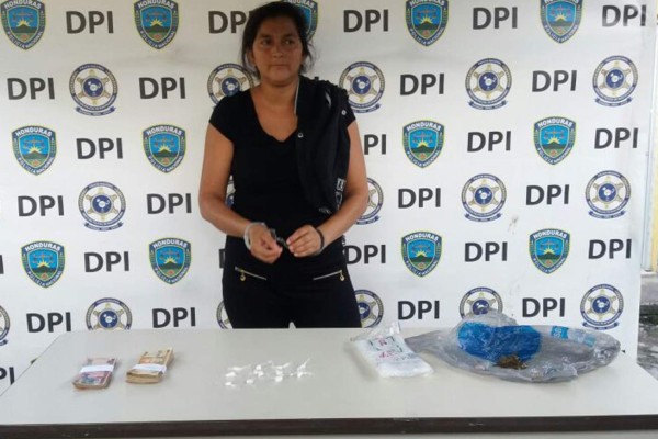 Capturan a mujer que distribuía drogas en La Entrada