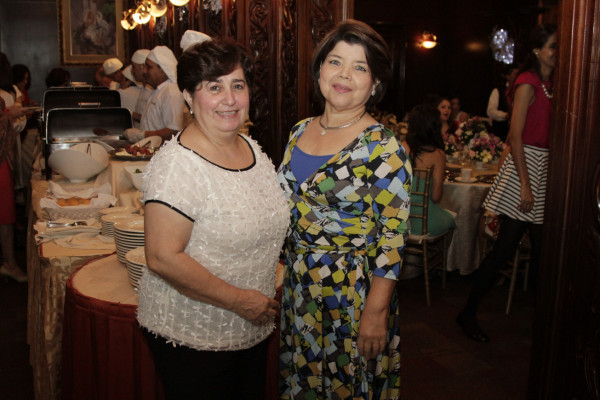 Frances Vargas es agasajada por su pronta boda