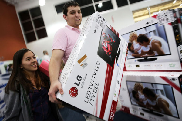Filas de hasta 15 mil personas en tiendas por Black Friday