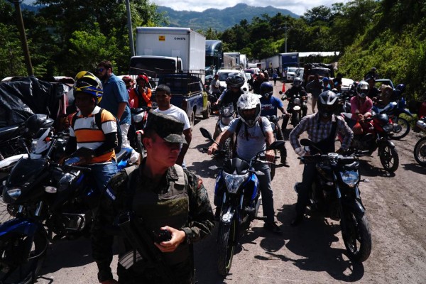 Intermitente paso de vehículos a aduanas de occidente