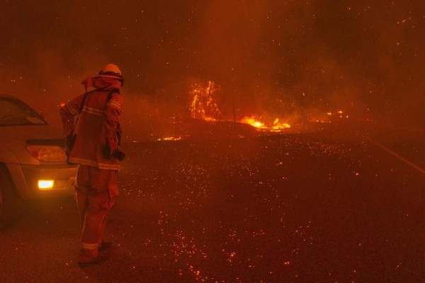 Incendios en California arrasan un pueblo y dejan primeros muertos
