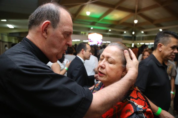 Más de mil creyentes acudieron al llamado de fe para ser sanados