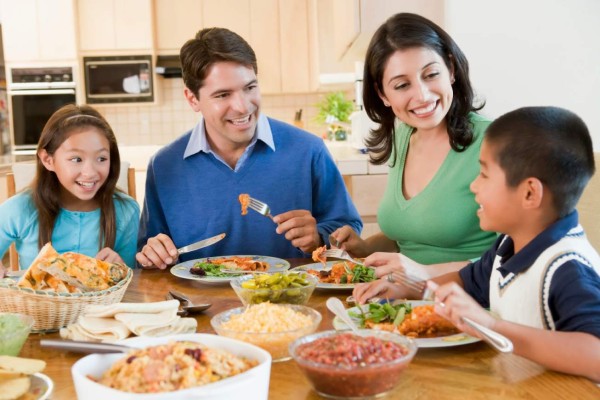 Los beneficios de comer en familia