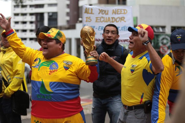 Con réplica de Copa del Mundo, hinchas de Ecuador custodian a su Tri