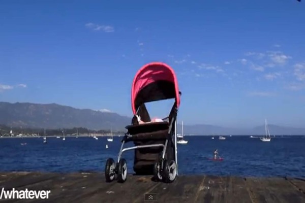 Video: La cruel broma del bebé que cae al agua