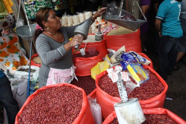Libra de frijoles baja L2 en mercados sampedranos