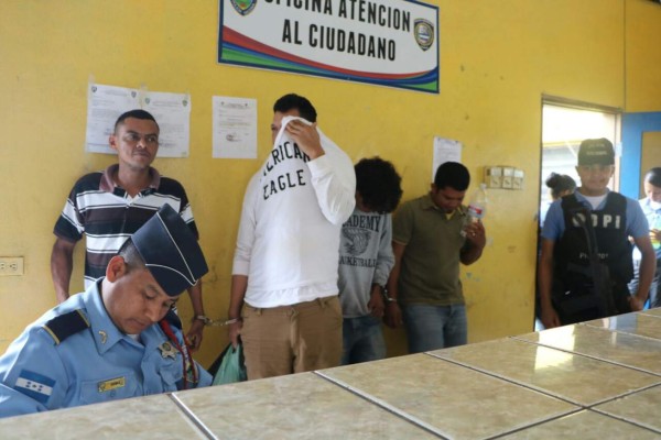 Envían a juzgados a sospechosos de quemar posta en El Progreso