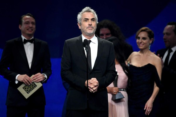 SANTA MONICA, CA - JANUARY 13: Alfonso Cuaron (at microphone) and cast and crew of 'Roma' accept the Best Picture onstage during the 24th annual Critics' Choice Awards at Barker Hangar on January 13, 2019 in Santa Monica, California. Kevin Winter/Getty Images for The Critics' Choice Awards/AFP