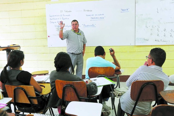 Los trabajadores y docentes universitarios no están de acuerdo con las medidas.