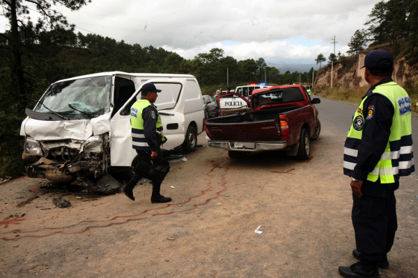 Tres muertos y seis heridos en choque entre pick up y microbús