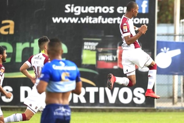 Jerry Bengtson celebra uno de los dos goles que le marcó al Pérez Zeledón en la victoria de Saprissa. Foto Rafael Pacheco/Diario La Nación
