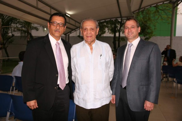 Jorge Alberto García Martínez es homenajeado por Banco del País