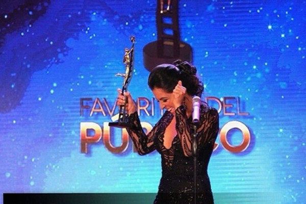 Maity Interiano gana premio TV y Novelas como mejor conductora
