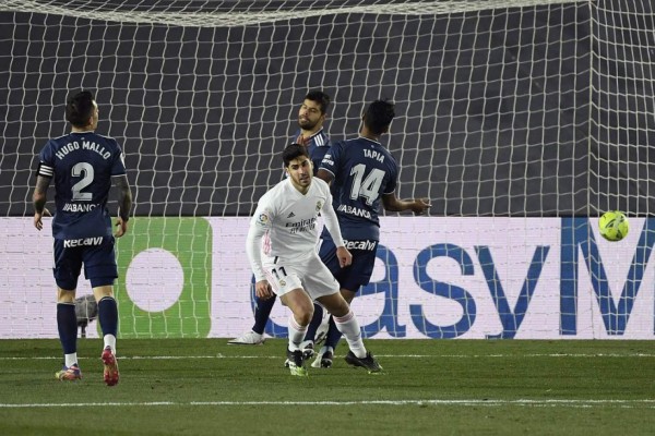 Real Madrid's Spanish midfielder Marco Asensio (C) reacts after scoring a goal during the Spanish League football match between Real Madrid and Celta Vigo at the Alfredo Di Stefano stadium in Valdebebas, northeast of Madrid, on January 2, 2021. (Photo by OSCAR DEL POZO / AFP)