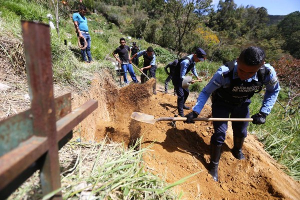 'Levántate hijo', pide madre ante ataúd de su hijo asesinado