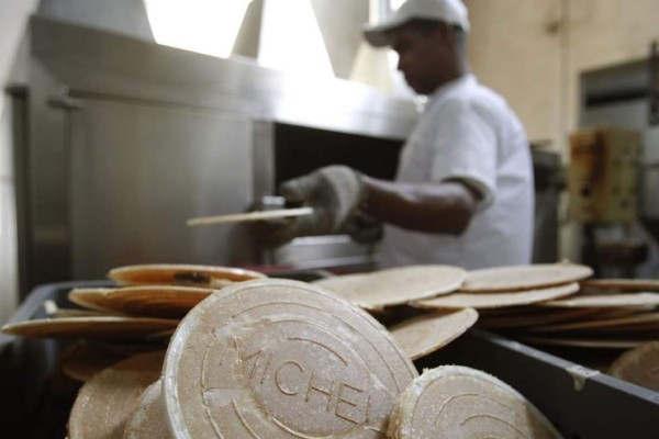 Ama de casa colombiana endulza al país con las obleas de su empresa familiar