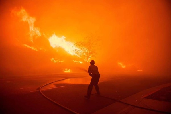 Miles de evacuados en Los Ángeles por incendio avivado por fuertes vientos