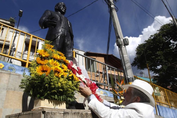 Medellín recuerda a Gardel con tangos y flores