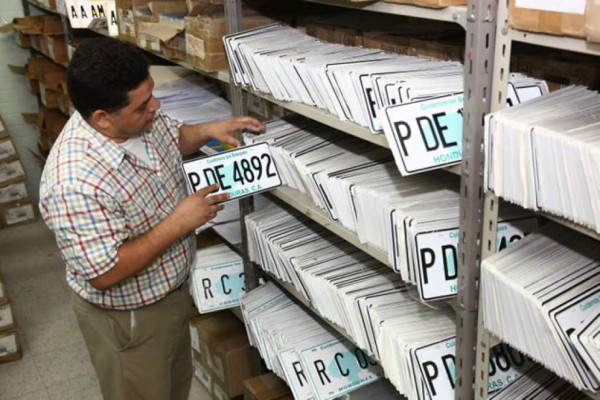Alemanes fabricarán placas vehiculares en Honduras