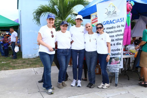 Samia Jarufe, Amanda Restrepo, Mary Ann Kafati, Jacqueline Sandoval y Jenny Mejía.