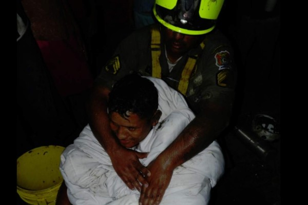 Así fue el rescate de un hombre que cayó en una fosa séptica en Honduras