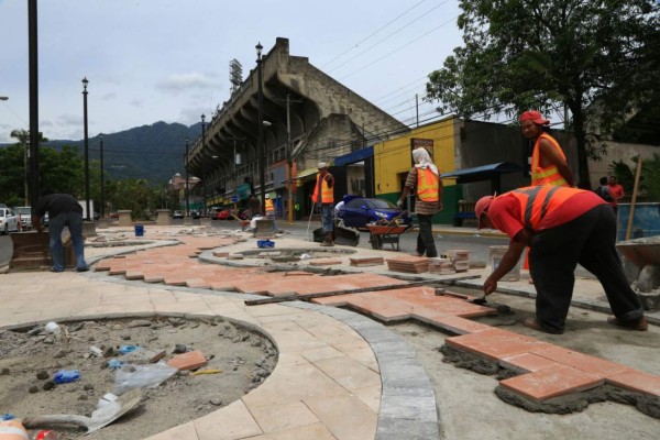 Avanza restauración de la plaza Francisco Morazán en SPS