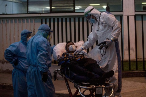 'No puedo cerrar el país': Giammattei no impondrá restricciones pese a repunte de covid en Guatemala