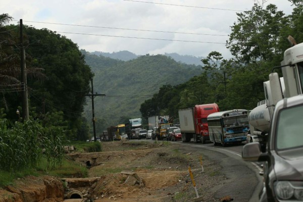 Camión vuelca y genera congestionamiento en carretera a Tela